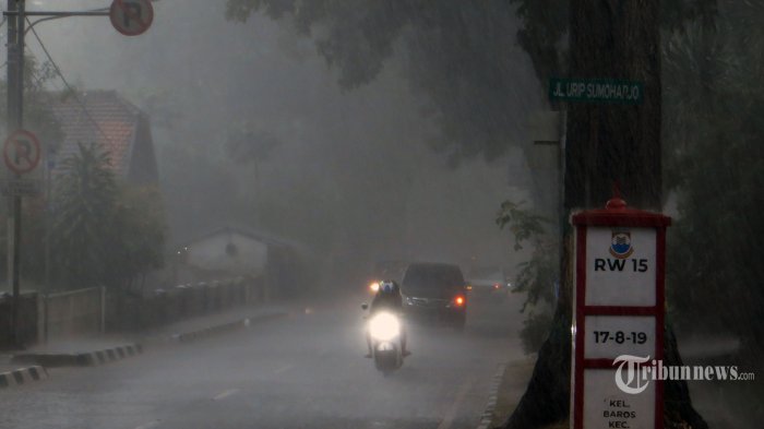 Hujan yang cukup deras turun diseputaran  Jalan Urip Sumohardjo, Kelurahan Baros, Kecamatan Cimahi Tengah, Kota Cimahi, Kamis (19/11/2020). Dalam beberapa minggu kebelakang, turunnya hujan yang bersifat lokal harus menjadi perhatian warga. Perubahan cuaca yang mendadak dari panas ke hujan harus diantisipasi warga pengguna sepeda motor dengan membawa persiapan pelindung diri seperti jas hujan. Setelah hujan berhenti, banyak jalan yang tergenang air solokan yang meluber karena tidak dapat menampung seluruh debit air hujan. Kondisi kendaraan yang prima dibutuhkan untuk menembus derasnya hujan. (Tribun Jabar/Zelphi)