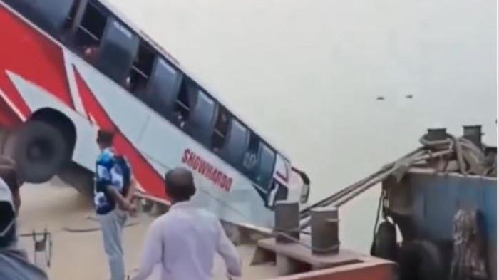 BUS TENGGELAM - Sebuah bus yang mengangkut sedikitnya 40 orang terperosok ke sungai di Bangladesh saat mencoba menaiki kapal feri, Rabu (25/3/2026). Video detik-detik insiden tersebut viral di media sosial.