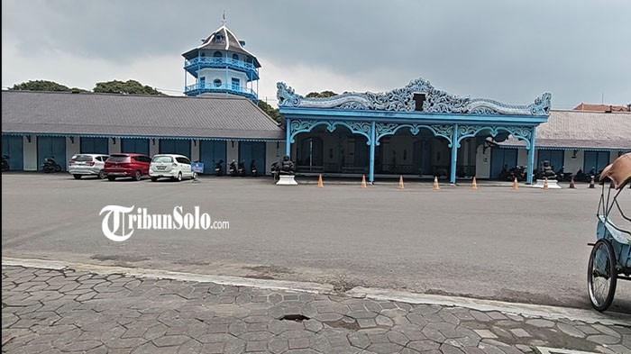 BANTAH PEMADAMAN LAMPU - Ilustrasi Keraton Kasunanan Surakarta atau Keraton Solo, Selasa (3/3/2026). Penghageng Sasana Wilapa PB XIV Purboyo GKR Panembahan Timoer Rumbai Kusuma Dewayani membantah adanya pemadaman lampu di sekitar halaman Sasana Sewoko selama dua hari. Ia memastikan lampu mati karena korsleting dan saat ini sudah dibenahi.