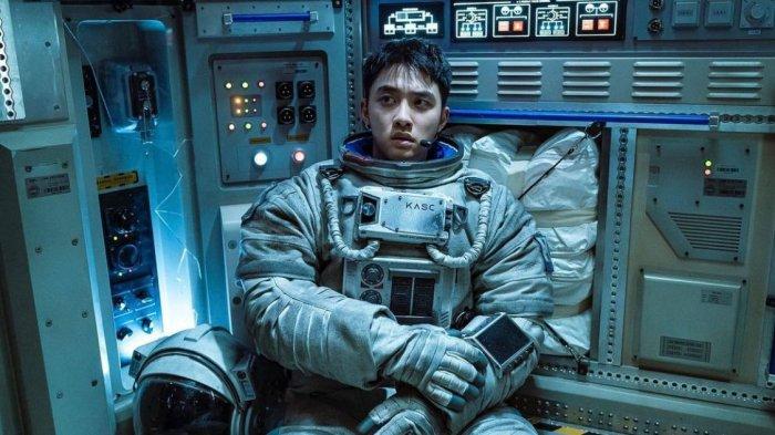 Foto still cut dari film The Moon (2023) yang dibintangi oleh D.O. EXO