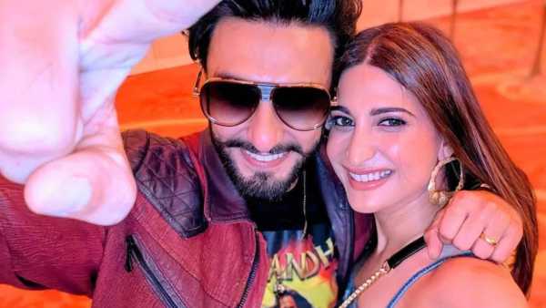 Dhurandhar 2 :  रणवीर सिंहच्या धुरंधर 2 ने बॉक्स ऑफिसवर आतापर्यंत 600 कोटी रुपयांचा व्यवसाय केला आहे. जगभरात या चित्रपटाने 1000 कोटी कमावले आहेत. सगळी फिल्म इंडस्ट्री धुरंधर 2 चं कौतुक करतेय. या यादीत उजैर बलोच ऊर्फ दानिश पंडोरची रुमर्ड गर्लफ्रेंड अहाना कुमरा सुद्धा आहे.  