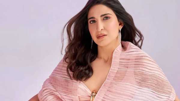 अहाना कुमराने धुरंधर नंतर दानिश पंडोरसाठी स्पेशल पोस्ट शेअर केली. धुरंधरमध्ये तुझं यश पाहणं जादुई आहे. तुझा अभिमान वाटतो. तिने दोन्ही भागांच्या स्क्रिनिंगला दानिश सोबत आली होती. धुरंधरच्या सगळ्या टीमला ती भेटली. 