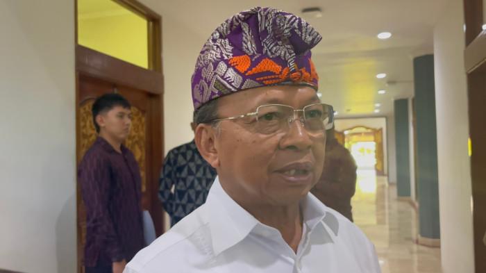 Gubernur Bali, tanggapi pemanggilan sejumlah pejabat di Lingkungan Pemerintah Provinsi Bali oleh Kejaksaan Agung (Kejagung) RI, terkait pengelolaan dana pungutan wisatawan asing (PWA) Rp150 ribu.Tanggapi Pemanggilan Tujuh Pejabat di Kejagung, Gubernur Bali Koster Sebut PWA Belum Optimal