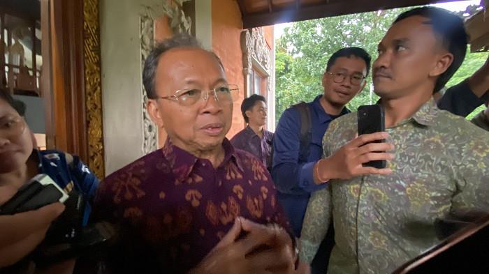 KOSTER - Gubernur Bali, Wayan Koster saat ditemui di agenda Penandatanganan Nota Kesepahaman tentang Kerjasama Pemenuhan Hak Administrasi Kependudukan bagi Anak Terlantar di Provinsi Bali di Gedung Wiswa Sabha Utama, Kantor Gubernur Bali, Selasa 24 Februari 2026. Ia memberikan keterangan terkait cuaca ekstrem yang terjadi di Bali beberapa hari terakhir.