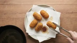 Place the fried croquettes on tissue paper to absorb the excess oil.