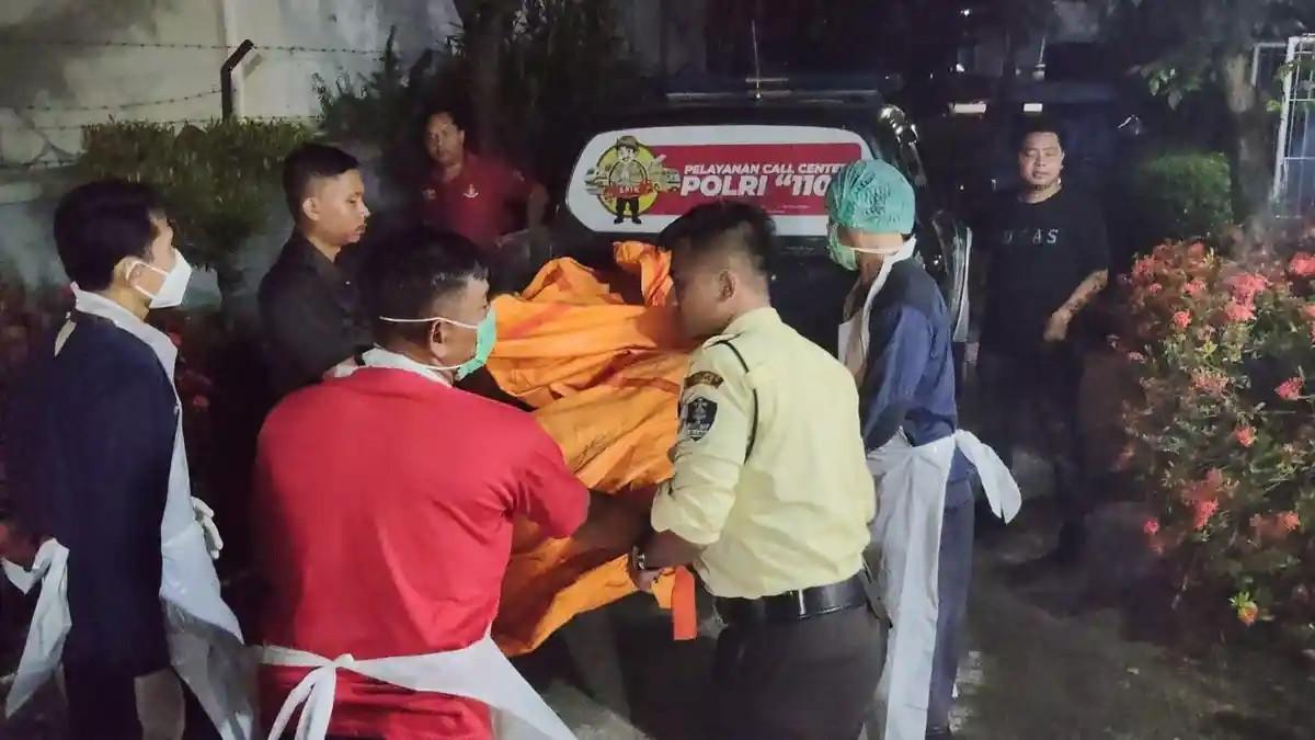 EVAKUASI- Petugas RSUD Brebes sedang mengevakuasi dua jenazah yang ditemukan di atas atap Masjid Miftahul Jannah, Desa Pangaradan, Kecamatan Tanjung, Kabupaten Brebes, Jawa Tengah, Rabu (26/2/2026) malam