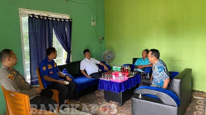 KADES MENGUNDURKAN DIRI — Bupati Bangka, Fery Insani dan rombongan saat mengunjungi kediaman pribadi Kades Jada Bahrin, Asari untuk mengklarifikasi surat pernyataan pengunduran diri akibat polemik tambang ilegal, Kamis (26/3/2026).