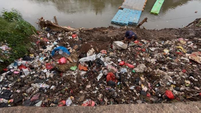 PENAMPUNGAN SAMPAH - Seorang pemulung memilah sampah di TPS TPU Tanah Kusir 3