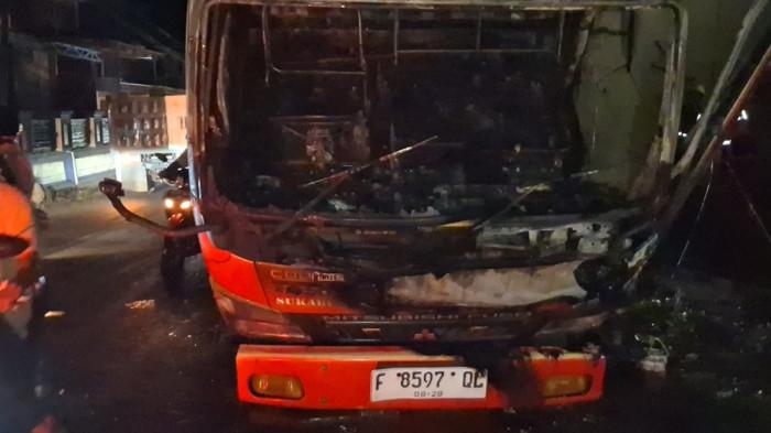 GOSONG - Kondisi truk penangkut gas melon yanG ludes terbakar di Palabuhanratu Sukabumi, Kamis 26 Maret 2026 sore. Sebelum terbakar, sopir truk sempat diingatkan bahwa api muncul dari belakang.