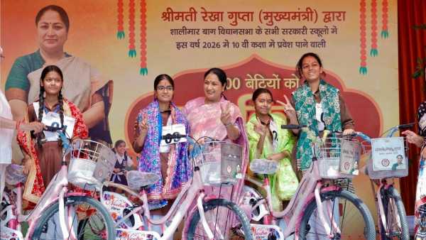 Girl students shed tears after getting the bicycle, CM Rekha Gupta said - daughters are Devi Swarupa