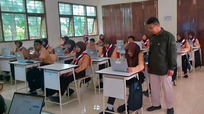 DIGITALISASI PENDIDIKAN - Peserta didik di Sekolah Rakyat Terintegrasi 8, di Desa Mancilan, Kecamatan Mojoagung, Kabupaten Jombang, Jawa Timur, menggunakan laptop saat belajar pada Jumat (9/1/2026). Perangkat laptop telah disesuaikan kebutuhan pendidikan dan dilengkapi identitas masing-masing siswa. Digitalisasi pendidikan terwujud, setelah lembaga tersebut menerima bantuan sarana pendidikan berupa laptop dan smartboard dari Kementerian Sosial Republik Indonesia (Kemensos RI).