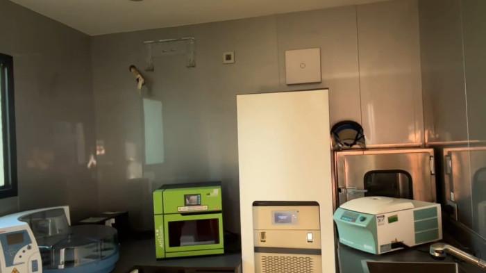 PENCURIAN DI LABKESDA - Unit Air Conditioner yang seharusnya terpasang di dinding Laboratorium Kontainer Polymerase Chain Reaction (PCR) milik Laboratorium Kesehatan Daerah (Labkesda) Sulawesi Barat kini sudah tak ada lagi. AC ini dicuri Orang tak Dikenal