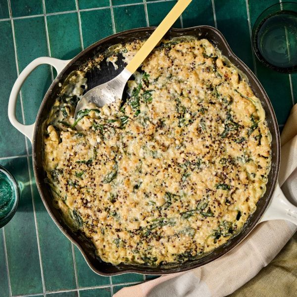 क्रीमी लेमन-परमेसन पालक आणि व्हाईट बीन कॅसरोलची रेसिपी इमेज. क्रेडिट: छायाचित्रकार: जेन कॉसी, फूड स्टायलिस्ट: चेल्सी झिमर, प्रॉप स्टायलिस्ट: क्लेअर स्पोलेन.