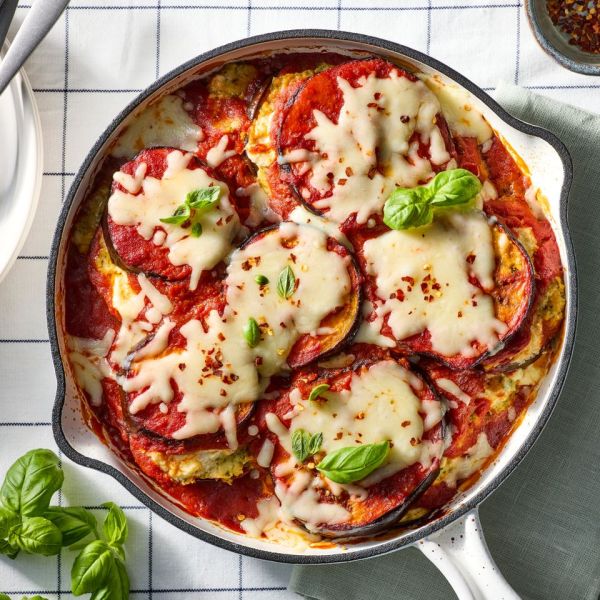 चीझी रोस्टेड एग्प्लान्ट स्किलेट कॅसरोलची प्रतिमा क्रेडिट: छायाचित्रकार: जेक स्टर्नक्विस्ट, फूड स्टायलिस्ट: लॉरेन मॅकअनेली, प्रॉप स्टायलिस्ट: ॲडेलिन इव्हान्स