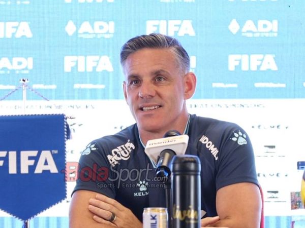 Pelatih Timnas Indonesia, John Herdman, sedang memberikan keterangan kepada awak media di Media Center Stadion Utama Gelora Bung Karno, Senayan, Jakarta, Kamis (26/3/2026).