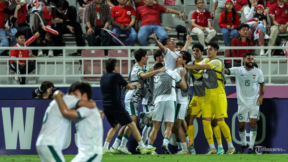 Iraq's forward #07 Ali Jasim celebrates with teammates after scoring his team's second goal during the U23 AFC Qatar 2024 Asian Cup third-place match between Iraq and Indonesia at Abdullah Bin Khalifa Stadium in Doha on May 2, 2024. (Photo by Karim JAAFAR / AFP)