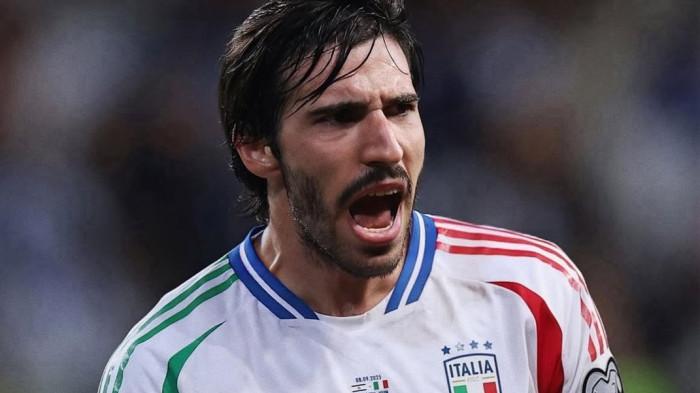 SELEBRASI TONALI- Selebrasi Sandro Tonali setelah menjadi pahlawan bagi timnas Italia setelah mencetak gol kemenangan pada masa injury ke gawang Israel. Italia menang 5-4 pada pertandingan yang digelar di Nagyerdei Stadion, Hungaria pada Selasa (9/9).