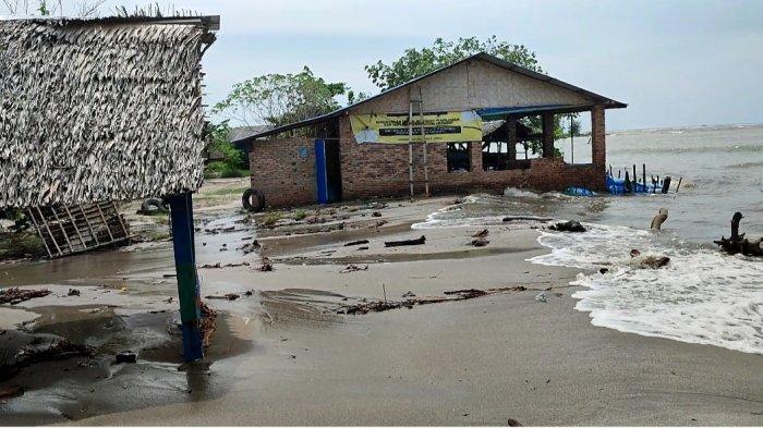 Gelombang air laut yang terjadi di pantai dua rasa Kecamatan Pantai Cermin, Kabupaten Serdang Bedagai, terlihat sampai memasuki pondok pondok yang dikelola warga sebagai tempat bersantai bagi wisatawan, Rabu (13/7/2022) /Anugrah Nasution.