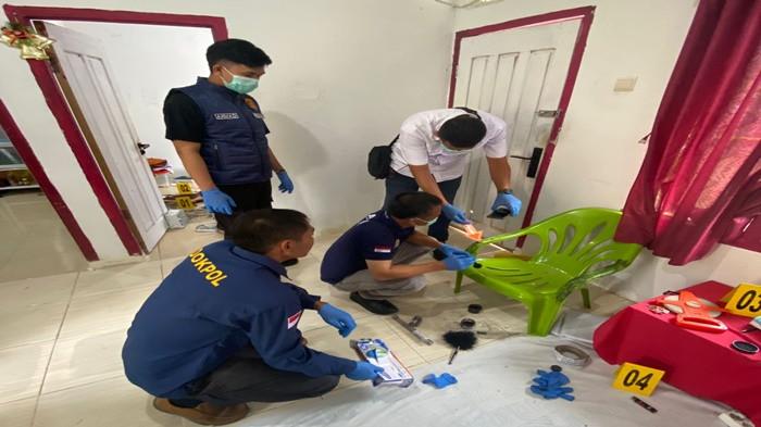 OLAH TKP -- Petugas kepolisian melakukan olah tempat kejadian perkara (TKP) di rumah kontrakan korban di Perumahan Bukit Berlian, Muaradua, Rabu (25/3/2026). Secara kasat mata, korban ditemukan dengan luka di bagian leher yang diduga akibat benda tajam dan masih dalam penyelidikan.