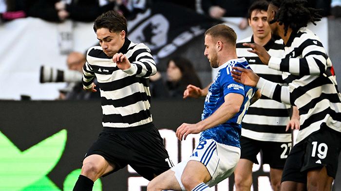 JAGA BOLA - Pemain Juventus Kenan Yildiz mencoba melindungi bola saat akan direbut pemain Como dalam laga giornata ke-26 Liga Italia, Sabtu (21/2/2026). Skor akhir Como menang 0-2 di kandang Juventus di Allianz Stadium,