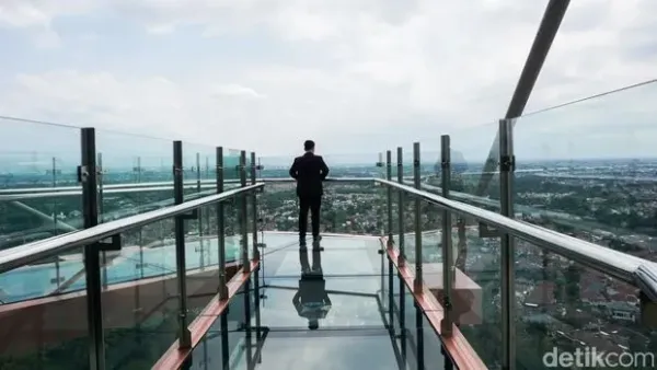 Trans Hotel Jakarta di kawasan Cibubur melakukan soft opening pada Maret 2026 dengan menghadirkan fasilitas mewah bagi para tamu. Salah satu fasilitas utama yang menjadi daya tarik adalah infinity pool dengan konsep pantai pasir putih yang dirancang menyerupai suasana pantai.