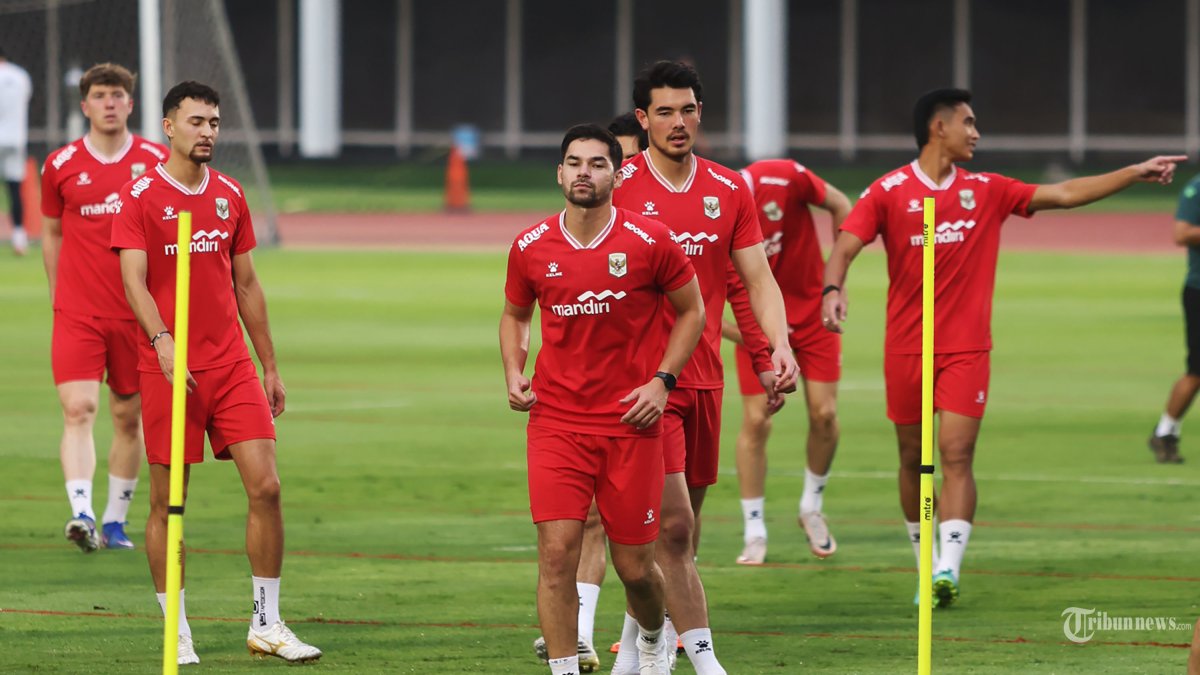 SIAP TANDING - Pesepak bola Timnas Indonesia mengikuti latihan jelang laga FIFA Series 2026 di Stadion Madya, Kompleks GBK, Senayan, Jakarta, Kamis (26/3/2026). Latihan tersebut sebagai persiapan menjelang pertandingan melawan Timnas ST Kitts and Nevis pada FIFA Series 2026 yang berlangsung Jumat (27/3/2026) di Stadion Utama Gelora Bung Karno. TRIBUNNEWS/HERUDIN