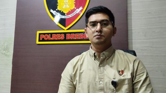 HASIL VISUM - Kasat Reskrim Polres Brebes, AKP Farid Nur Aziz. Polisi memastikan hasil visum penyebab dua pria tewas membusuk di atap Masjid Miftahul Jannah Desa Pangaradan, Kecamatan Tanjung, Kabupaten Brebes karena tersengat aliran listrik PLN.