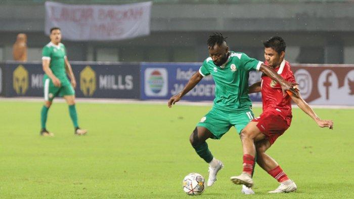 Kapten Timnas Indonesia, Asnawi Mangkualam (kanan) berduel dengan pemain Burundi pada laga persahabatan di Stadion  Patriot Candrabhaga, Bekasi, Jawa Barat,  Sabtu (25/3/2023) malam. Indonesia menang 3-1.