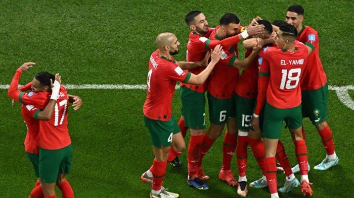 Penyerang Timnas Maroko, #19 Youssef En-Nesyri (kanan, tengah) melakukan selebrasi bersama rekan-rekan setim usai mencetak gol pertama timnya dalam laga sepak bola perempat final Piala Dunia Qatar 2022 antara Maroko melawan Portugal di Stadion Al-Thumama, di Doha, Qatar, Sabtu (10/12/2022) waktu setempat.