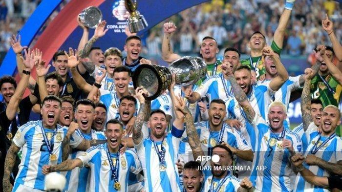 Penyerang Argentina #10 Lionel Messi mengangkat trofi saat ia merayakan kemenangan pertandingan sepak bola final turnamen Conmebol 2024 Copa America antara Argentina dan Kolombia di Stadion Hard Rock, di Miami, Florida pada 14 Juli 2024.
