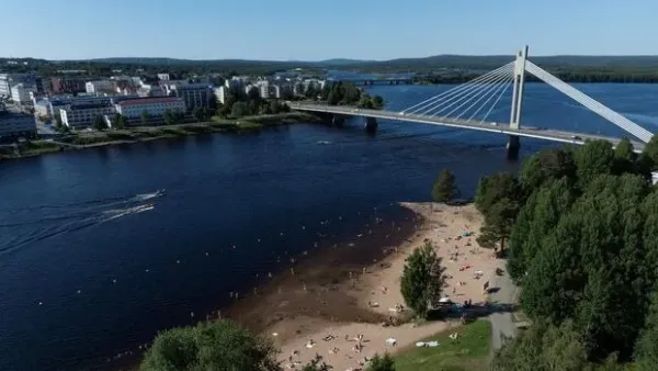 Cuaca panas ekstrem menyelimuti Rovaniemi, Finlandia. Warga memadati tepian Sungai Kemijoki untuk berenang dan bersantai di bawah terik matahari.