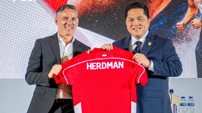 JUMPA PERS - Pelatih Timnas Indonesia, John Herdman, bersama Ketua Umum (Ketum) PSSI, Erick Thohir, dalam acara jumpa pers yang diselenggarakan oleh PSSI di Jakarta pada Selasa (13/1/2026). (Instagram PSSI - 14/1/2026)