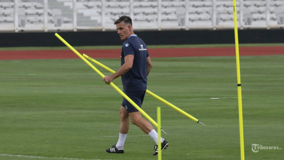 LATIHAN - Pelatih Timnas Indonesia John Herdman memimpin latihan Timnas Indonesia di Stadion Madya Gelora Bung Karno, Jakarta, Selasa (24/3/2026). Latihan tersebut dilakukan jelang laga di FIFA Series 2026. TRIBUNNEWS/IRWAN RISMAWAN