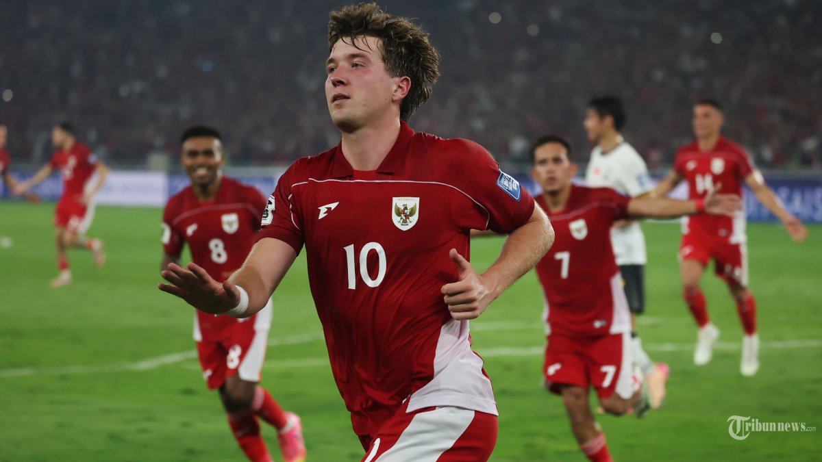 SELEBRASI OLE ROMENY - Selebrasi penyerang Timnas Indonesia, Ole Romeny setelah menjebol gawang Timnas China pada laga di Kualifikasi Piala Dunia 2026 di Stadion Gelora Bung Karno pada Kamis (5/6/2025). Timnas Indonesia mendapatkan hadiah penalti pada menit ke-43 melawan Timnas China pada babak pertama. (Tribunnews/Herudin)