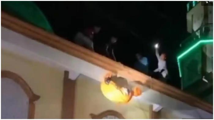 Proses evakuasi jenazah warga Brebes yang ditemukan tewas