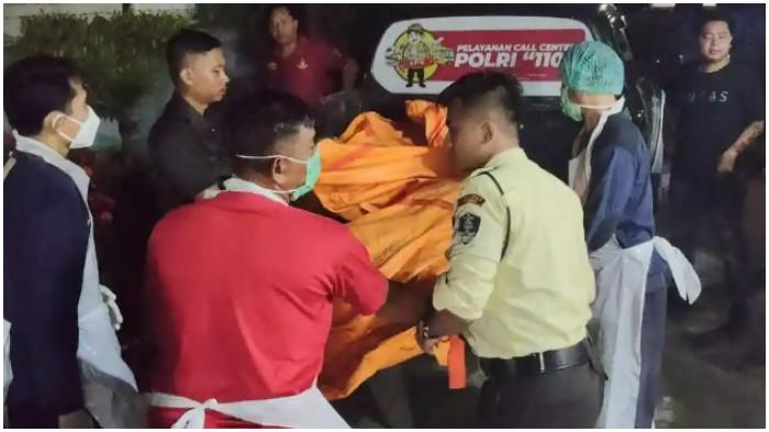 EVAKUASI- Petugas RSUD Brebes sedang mengevakuasi dua jenazah yang ditemukan di atas atap Masjid Miftahul Jannah, Desa Pangaradan, Kecamatan Tanjung, Kabupaten Brebes, Jawa Tengah, Rabu (26/2/2026) malam.