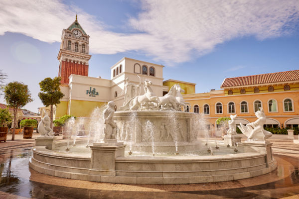 Frilli Gallery imprints Renaissance artistry on the seaside square with the King of the Sun fountain. Photo courtesy of Sun Group