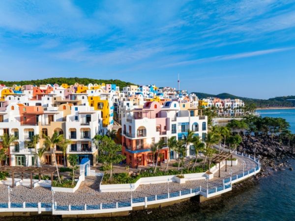 10 Designs Santorini-inspired town at Hon Thom. Photo courtesy of Sun Group