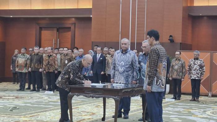 Menteri Keuangan Purbaya Yudhi Sadewa resmi melantik Robert Leonard Marbun sebagai Sekretaris Jenderal (Sekjen) Kementerian Keuangan. (KOMPAS.com/DEBRINATA RIZKY)