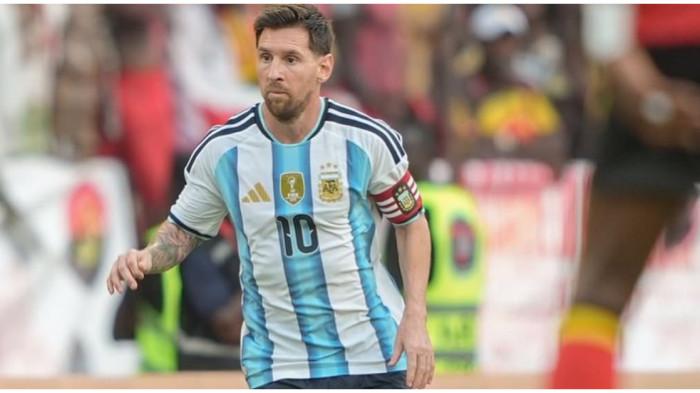 AKSI MESSI - Pemain Argentina, Lionel Messi, saat tampil menghadapi Angola di FIFA Matchday, Jumat (14/11/2025) di Estadio 11 de Novembro.
