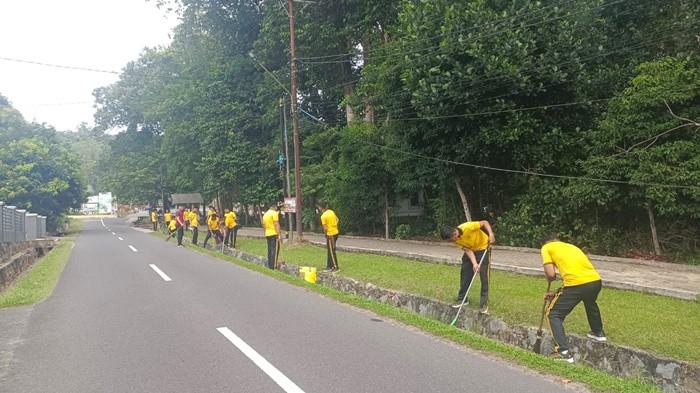 KURVE USAI LEBARAN - Aksi kurve perdana Personil Polres Bangka usai momen lebaran Idulfitri 2026. Tampak Hutan Kota Sungailiat menjadi lebih dan asri, Jumat (27/3/2026). 