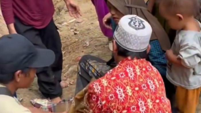 MELAHIRKAN DI JALAN - ibu bernama Ratna Najib, warga Desa Kopeang, Kecamatan Tapalang, Kabupaten Mamuju, Sulawesi Barat terpaksa melahirkan di tengah jalan rusak, Selasa (24/3/2026).