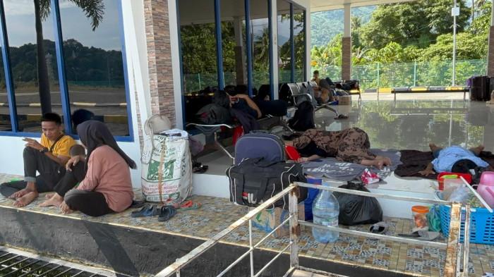 BERMALAM DI PELABUHAN - Para penumpang yang hendak balik ke Kalimantan Timur memilih menunggu di ruang tunggu Pelabuhan Silopo Polman, Selasa (24/3/2026)