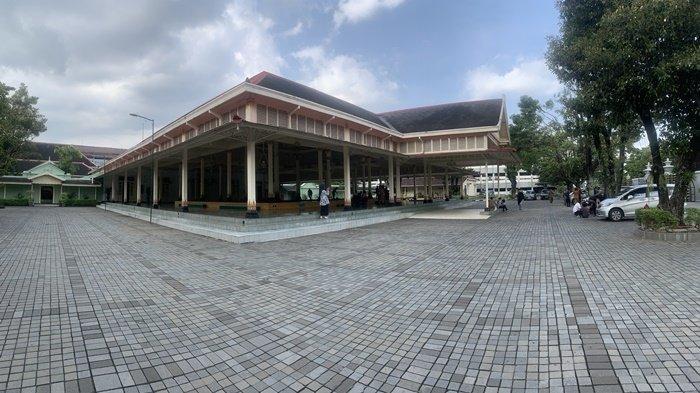 Suasana Bangsal Kepatihan, Kompleks Kepatihan, jelang nonton bareng laga Timnas U-23 Indonesia Vs Uzbekistan, Senin (29/4/2024).
