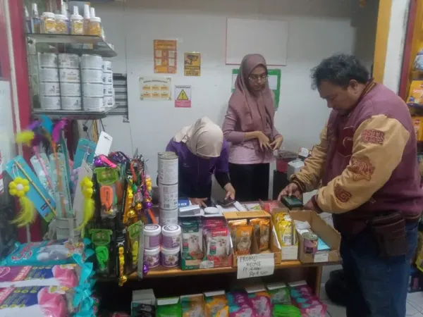 Sosok nenek bertongkat diduga mencuri di toko daerah Depok, Jabar ramai disorot warganet. Pasalnya, nenek tersebut diduga mencuri di sejumlah tempat. (dok Istimewa)