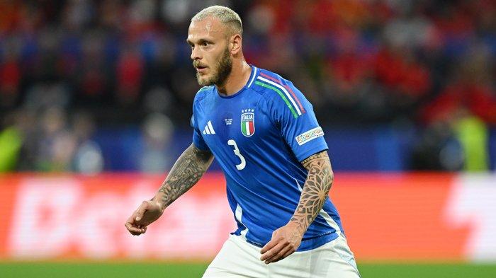DITUDING TAK HORMAT - Federico Dimarco saat membela Timnas Italia di Piala Eropa 2024. Wingback Gli Azzurri ini dianggap tak menghormati Bosnia Herzegovina saat merayakan kemenangan Edin Dzeko cs di playoff Kualifikasi Piala Dunia 2026, Jumat (27/3/2026).