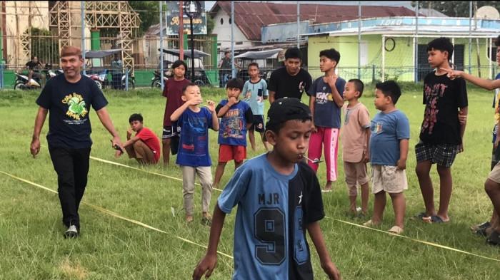 Potret anak-anak berpartisipasi dalam lomba balap kelereng