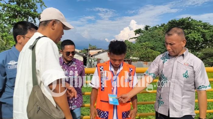 DUGAAN PUNGUTAN LIAR- Penampakan terduga pelaku pungutan liar Z (27) dipromosikan menjadi juru parkir resmi di kawasan Pantai Padang, belakang Hotel Pangeran, Kecamatan Padang Utara, Kota Padang, Jumat (27/3/2026) sore. Inisial Z merasa bersyukur atas pekerjaan barunya sebagai juru parkir resmi di Pantai Padang.