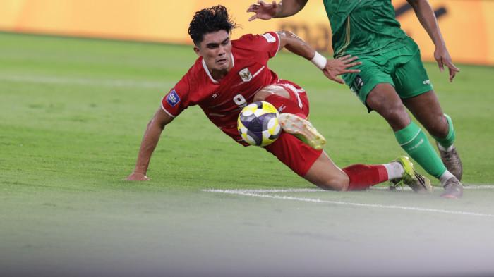 Pesepak bola Timnas Indonesia Ramadhan Sananta berebut bola dengan pesepak bola Timnas St Kitts and Nevis pasa laga FIFA Series di Stadion Gelora Bung Karno, Senayan, Jakarta, Jumat (27/3/2026). TRIBUNNEWS/IRWAN RISMAWAN