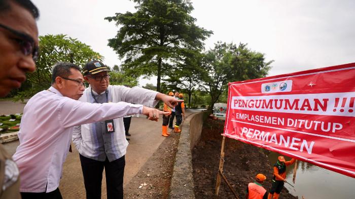 Pemerintah Provinsi DKI Jakarta melalui Dinas Lingkungan Hidup (DLH) resmi menghentikan operasional emplasemen atau tempat penampungan sementara sampah di badan sungai kawasan TPU Tanah Kusir, Jakarta Selatan, mulai Jumat (27/3/2026).
